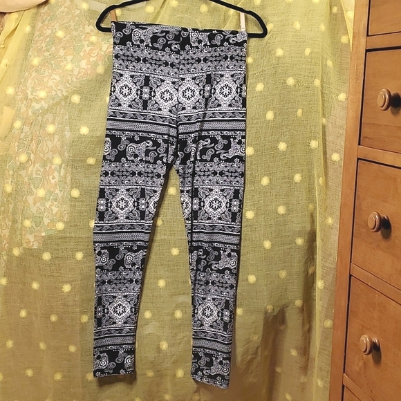 Like New 🐘🖤 soft stretch leggings - Picture 4 of 6